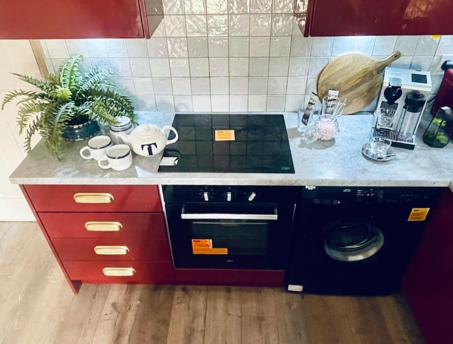 New, Unique, Tiny House With Garden Holiday home *